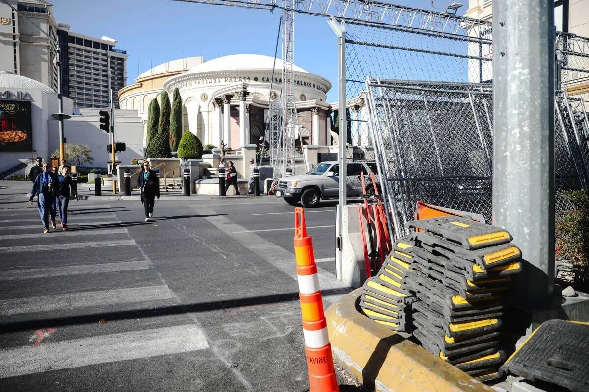 Peatones cruzan el Strip cerca del equipamiento para la carrera de Grand Prix de Las Vegas de l ...