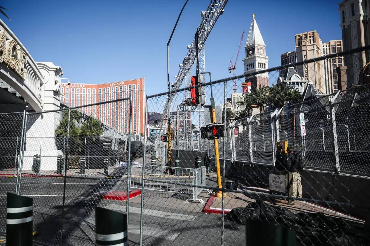 Restos de la carrera del Grand Prix de Las Vegas de Fórmula Uno en el Strip de Las Vegas, el d ...