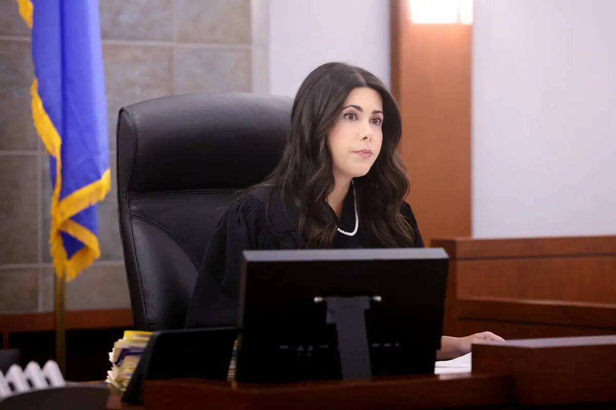 La jueza de paz Nadia Wood preside el tribunal en el Centro Regional de Justicia de Las Vegas e ...