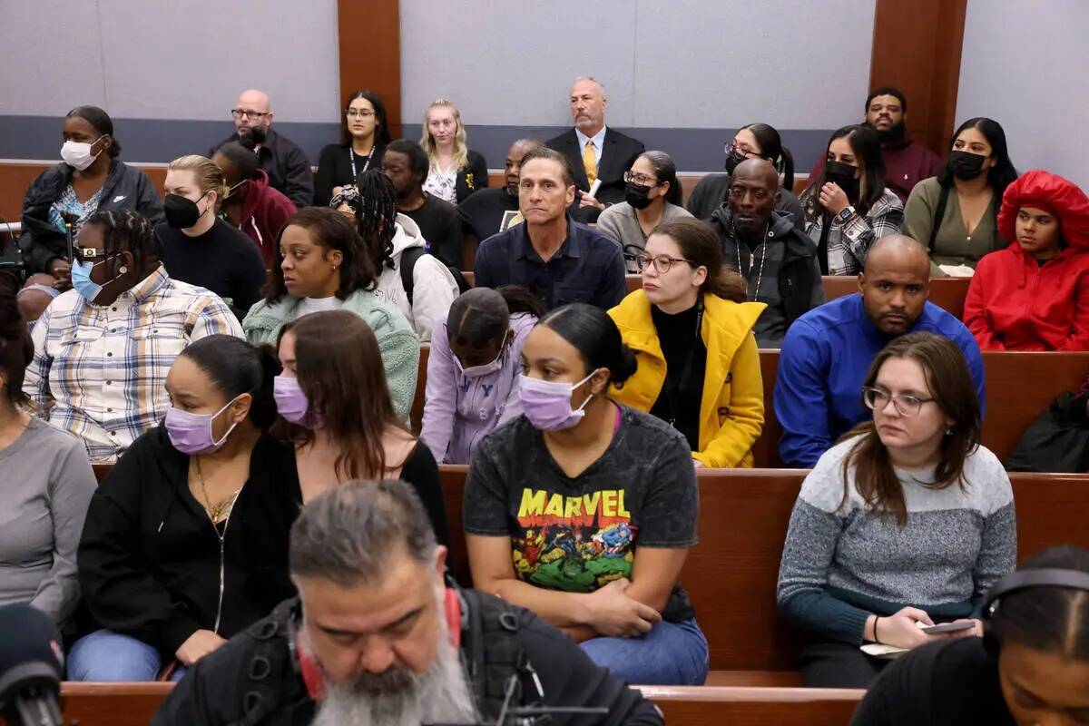 Miembros de la audiencia escuchan durante una audiencia en el Centro Regional de Justicia en La ...