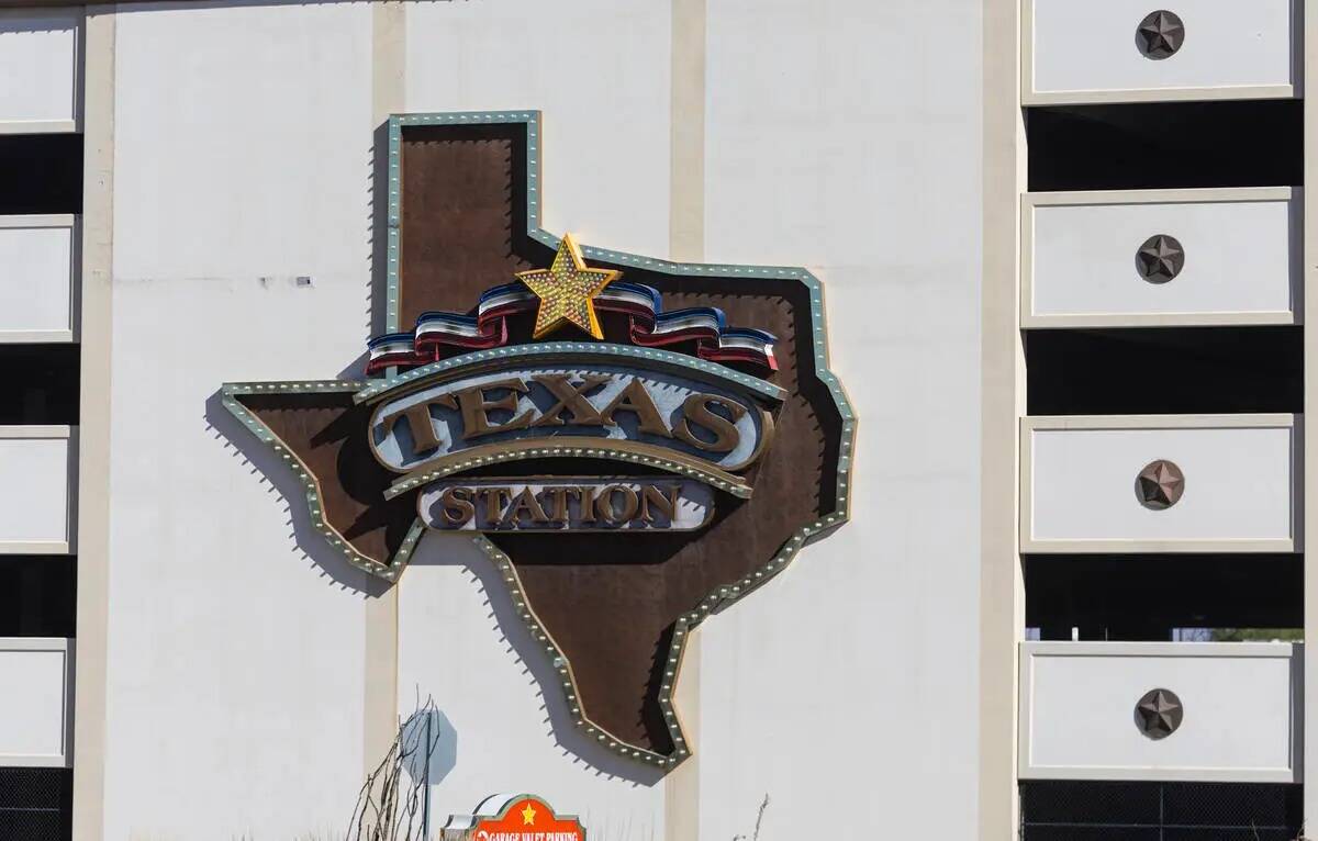 Un logotipo de Texas Station se ve en un estacionamiento mientras la demolición continúa el j ...