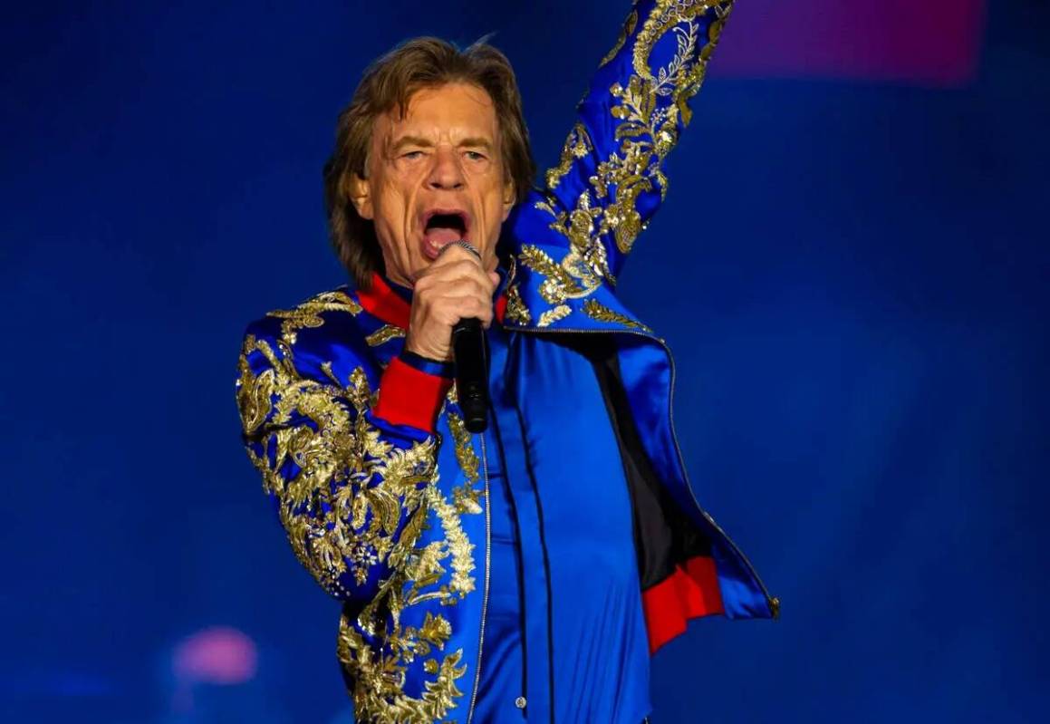 Mick Jagger de The Rolling Stones se presenta en el Allegiant Stadium de Las Vegas el sábado 6 ...