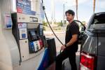 Los precios de la gasolina bajan a nivel local y nacional antes de la temporada alta de viajes