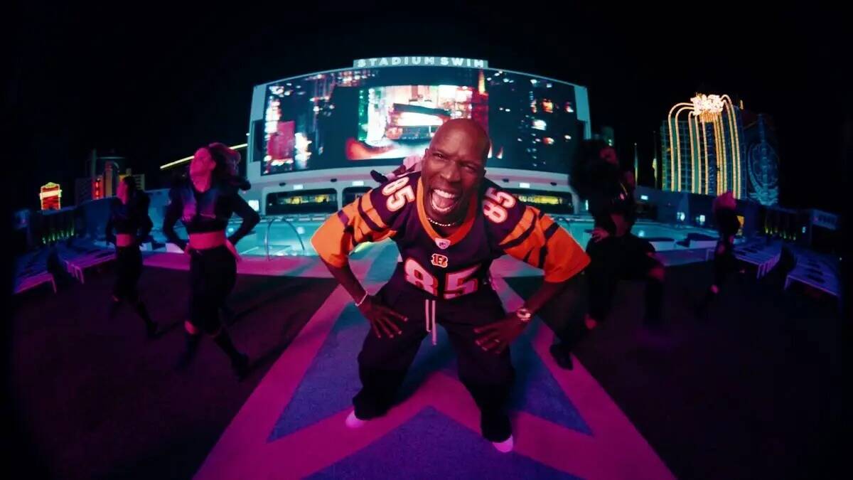 El ex All-Pro de la NFL Chad "Ochocinco" Johnson aparece en un nuevo anuncio de televisión de ...