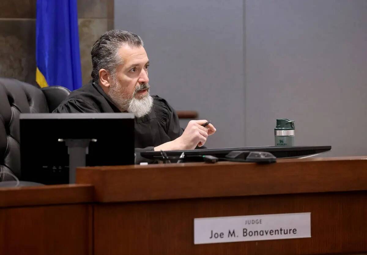 El juez Joe Bonaventure habla con Johnelle Johnson, una conductora de autobús de la Comisión ...