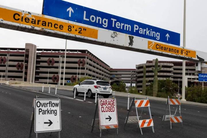 Los estacionamientos de larga estancia están llenos: un letrero para informar a los pasajeros ...