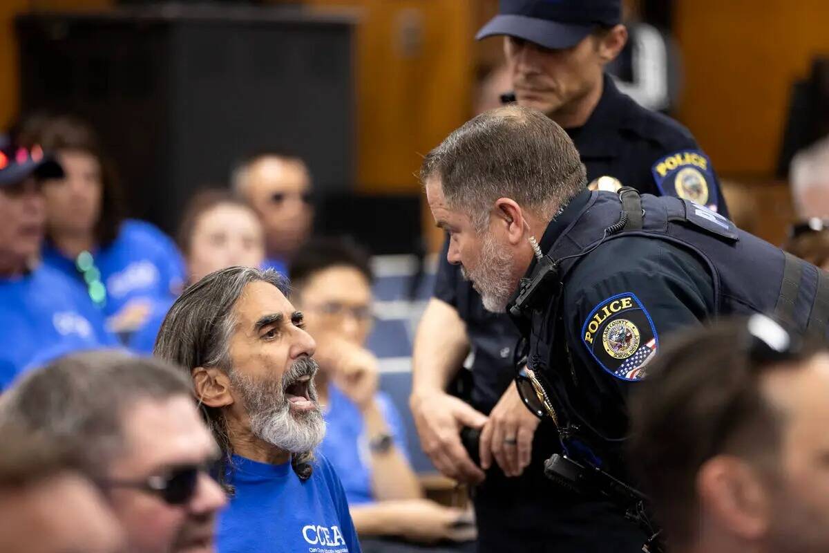 Aramis Bacallao, maestro de la Becker Middle School, grita mientras un agente de policía inten ...