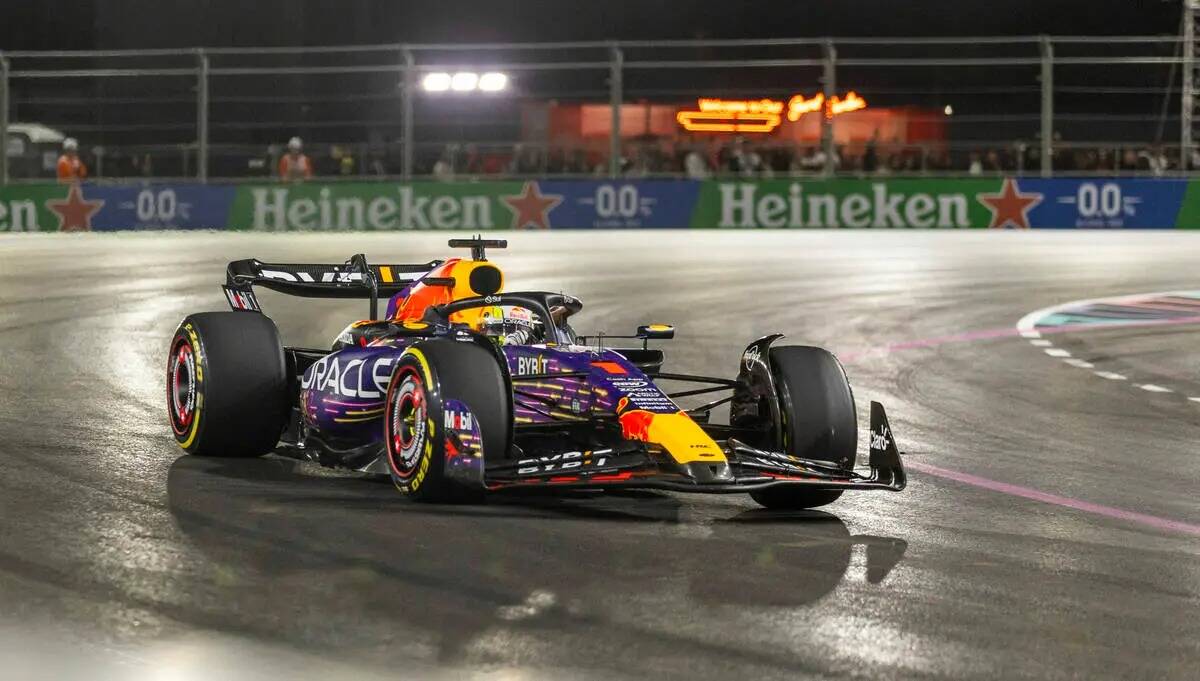 El piloto de Red Bull Racing Max Verstappen navega por la pista durante la carrera de Fórmula ...