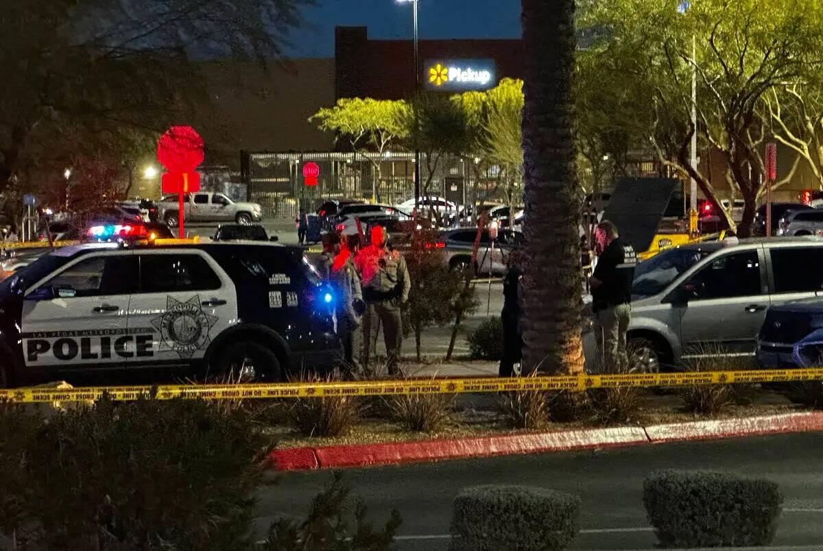 La policía investiga la escena de un tiroteo fatal cerca de Walmart de la cuadra 7200 de Arroy ...