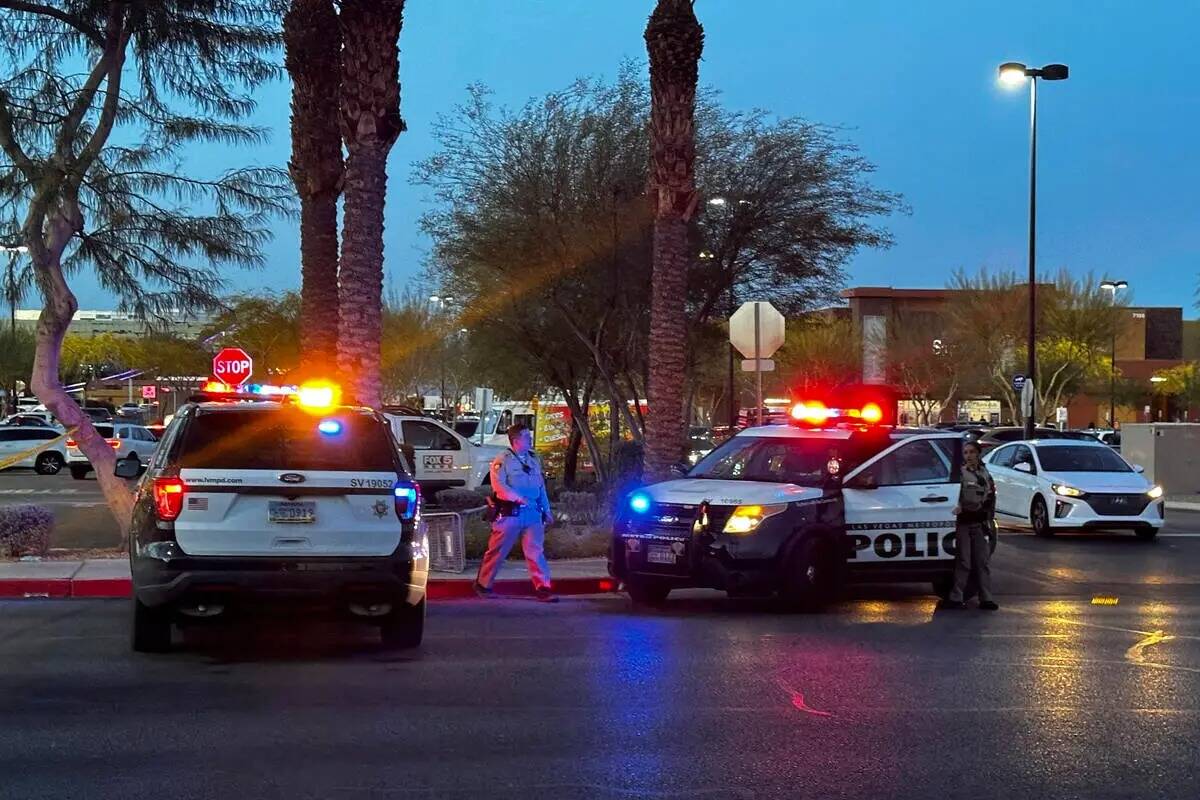 La policía investiga la escena de un tiroteo fatal cerca de Walmart en la cuadra 7200 de Arro ...