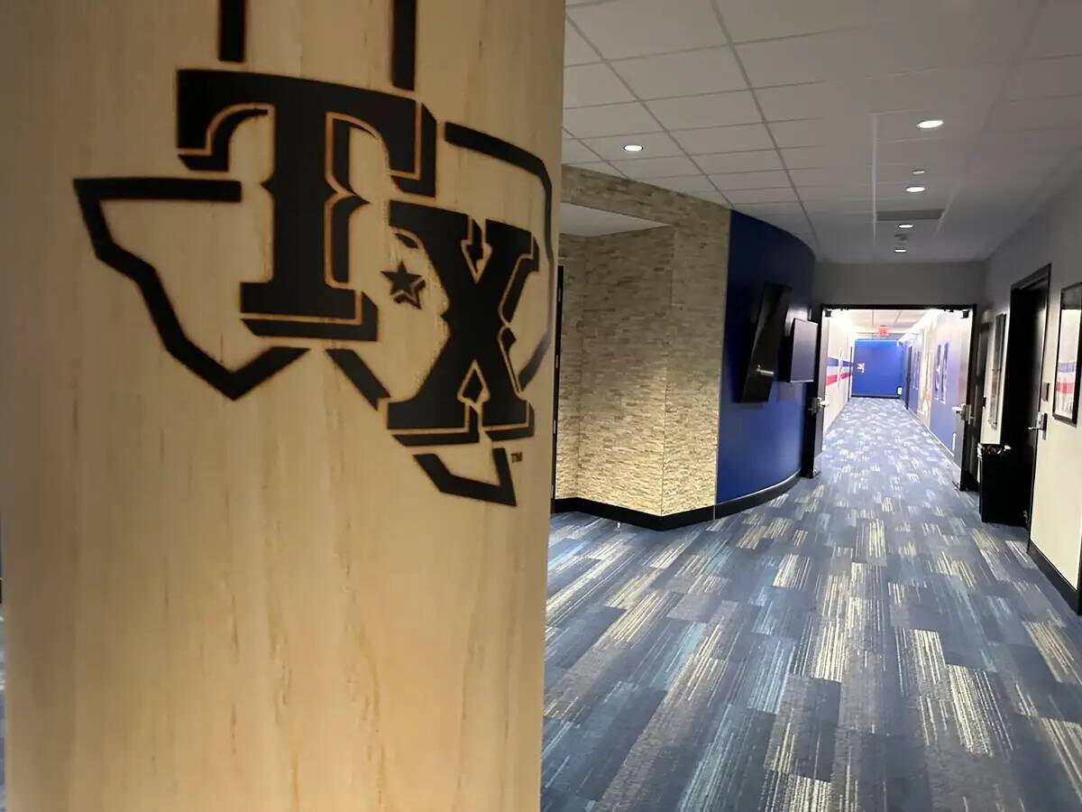 El pasillo del clubhouse del Globe Life Field de los Texas Rangers en Arlington, Texas, visto e ...