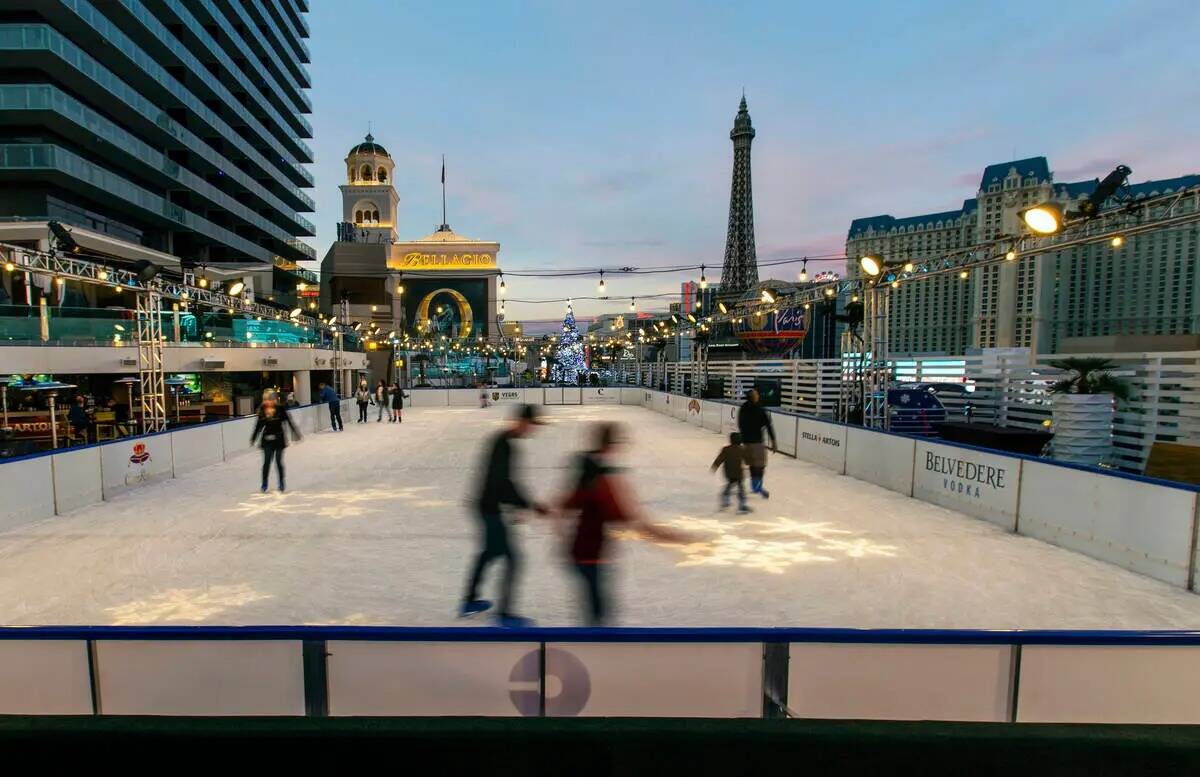 La gente disfruta patinando en la pista de hielo de The Cosmopolitan of Las Vegas en 2019, en L ...