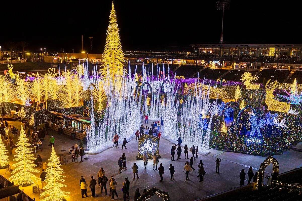 Visitantes exploran Enchant Christmas en Las Vegas Ballpark en 2021, en Las Vegas. (Benjamin Ha ...