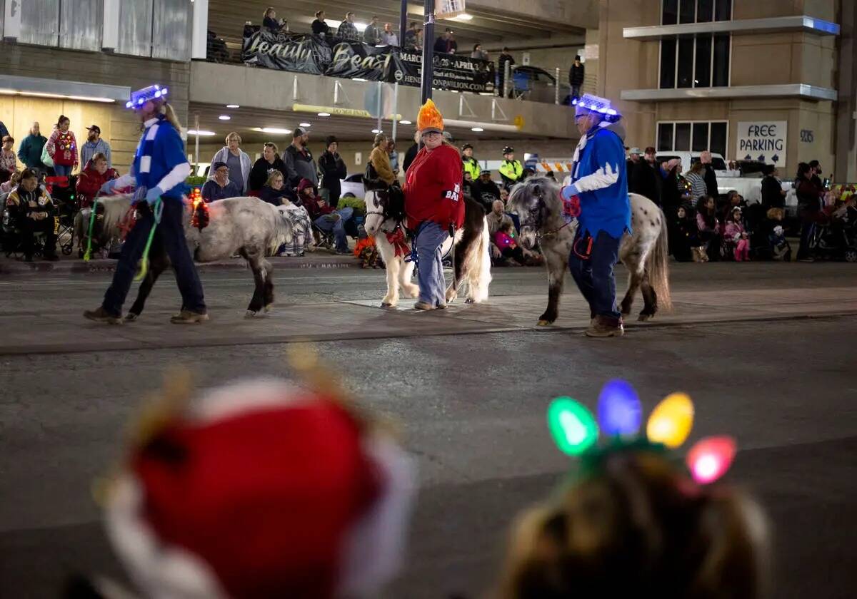 Los ponis forman parte del desfile en el WinterFest anual de Henderson en 2019 en Henderson. (E ...