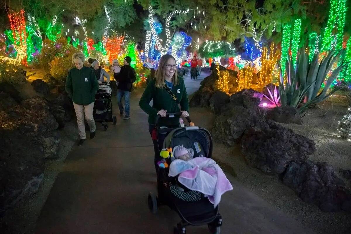 Katie Conklin, en el medio, empuja a su hija Harper, de 3 meses, alrededor del Jardín Botánic ...