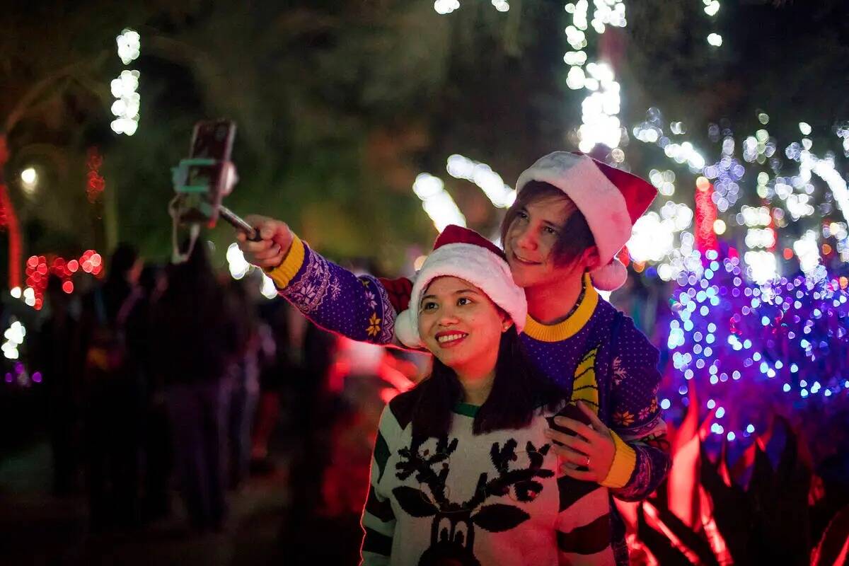 Dylan Rahilly se toma un selfie con su esposa Heaven Magno en el jardín de cactus Ethel M Choc ...