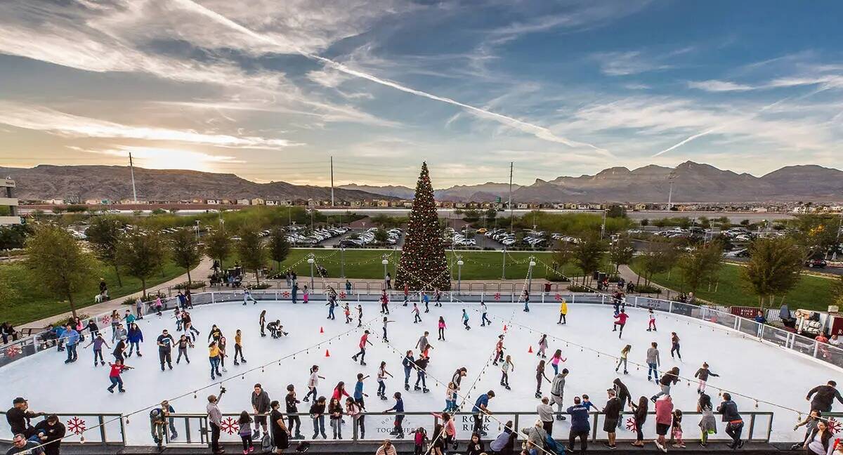 Rock Rink ofrece patinaje sobre hielo al aire libre en Downtown Summerlin. (Howard Hughes Corp.)