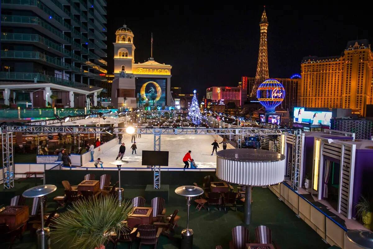 La gente disfruta de un poco de patinaje en la pista de hielo en The Cosmopolitan of Las Vegas ...