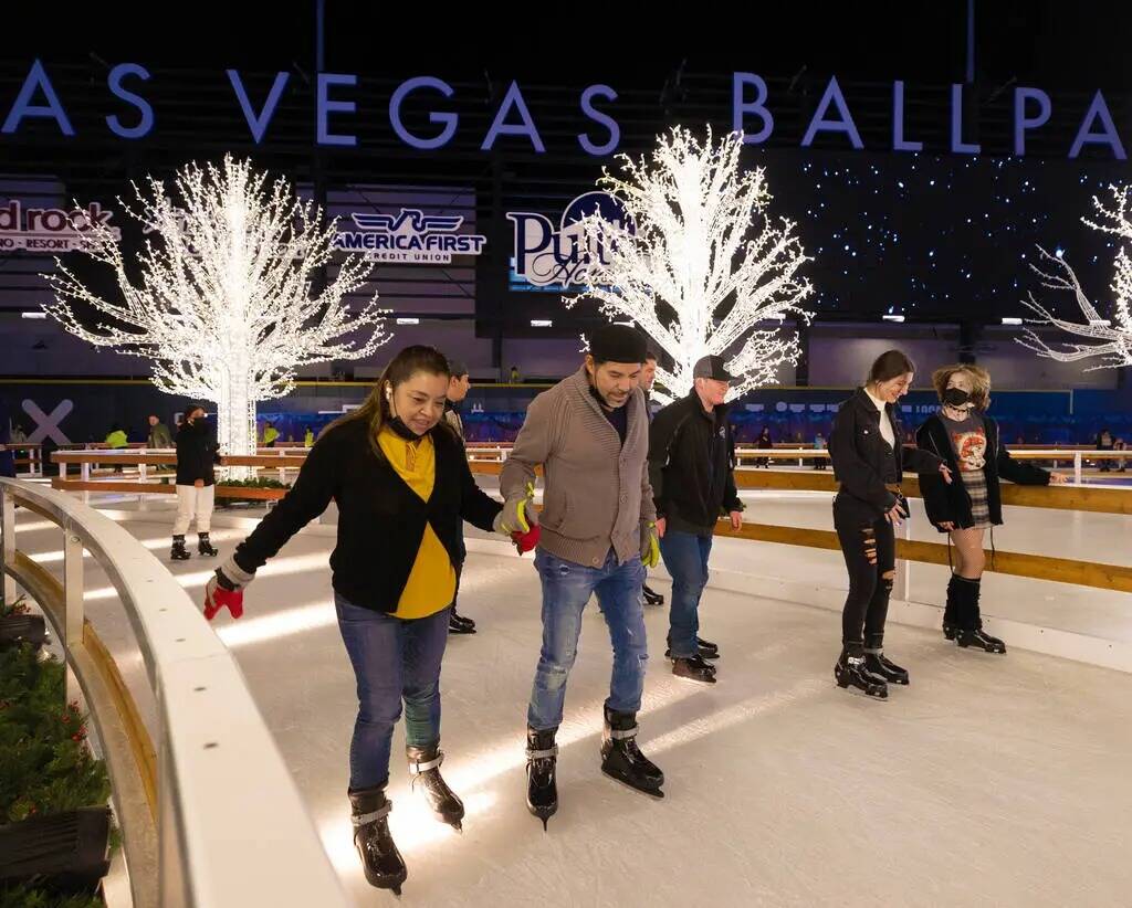 Patinadores sobre hielo disfrutan de Enchant Christmas en Las Vegas Ballpark en 2021, en Las Ve ...