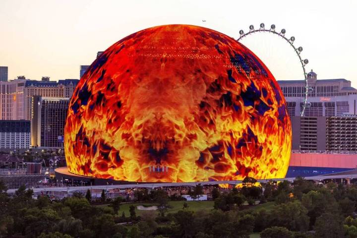Un gráfico de una bola en llamas durante la noche de apertura del concierto de Sphere con U2 e ...
