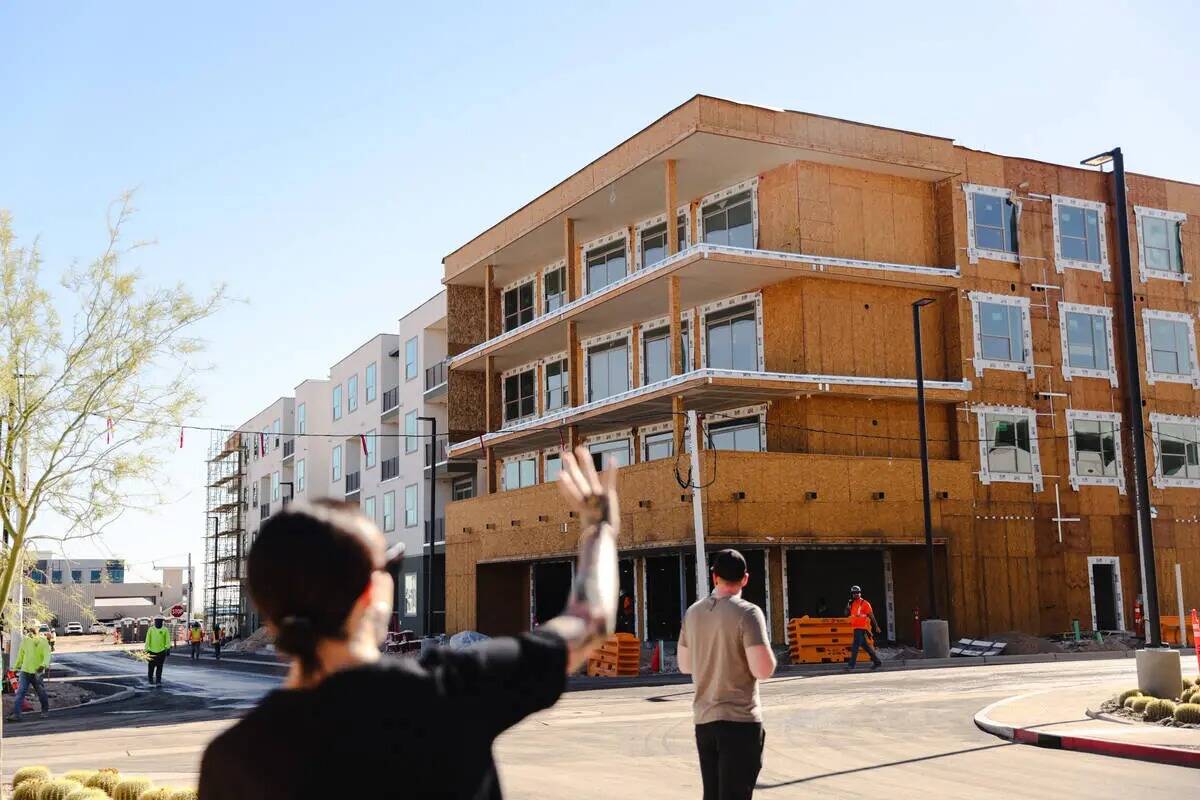Amalie Zinsser, directora comunitaria de Uncommons, muestra apartamentos en construcción duran ...