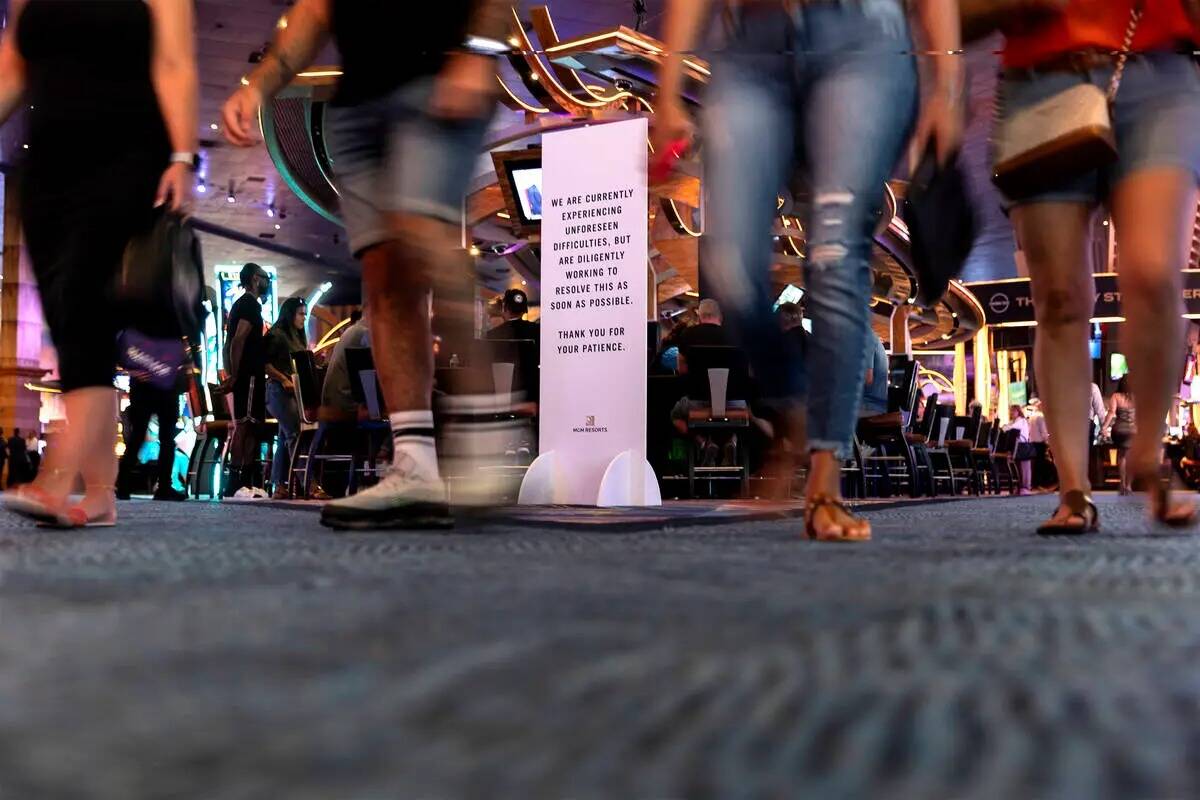 Visitantes caminan por New York New York junto a un cartel sobre las "dificultades imprevistas" ...