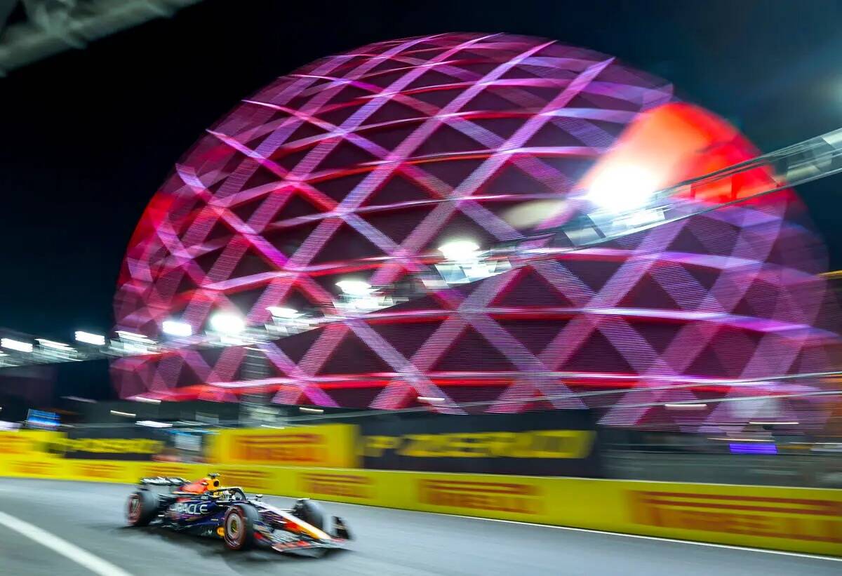 El piloto de Red Bull Racing Sergio Pérez recorre el MSG Sphere durante la sesión de entrenam ...