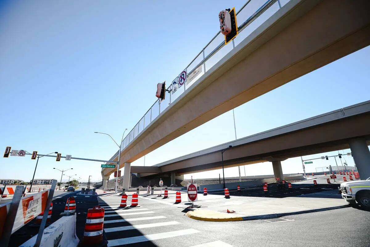 El sendero multiusos y el puente vistos desde Centennial Parkway, recién creado como parte del ...