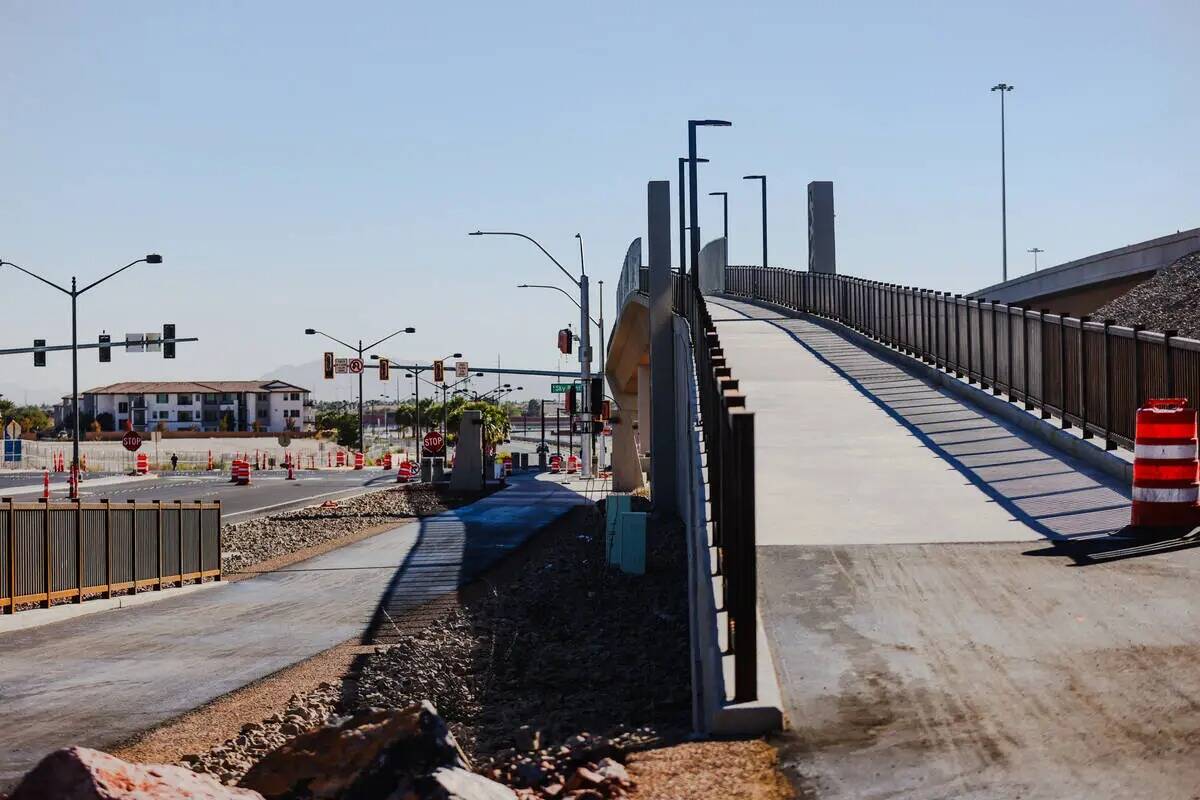 El sendero multiusos y el puente cerca de Centennial Parkway, recién creados como parte del pr ...