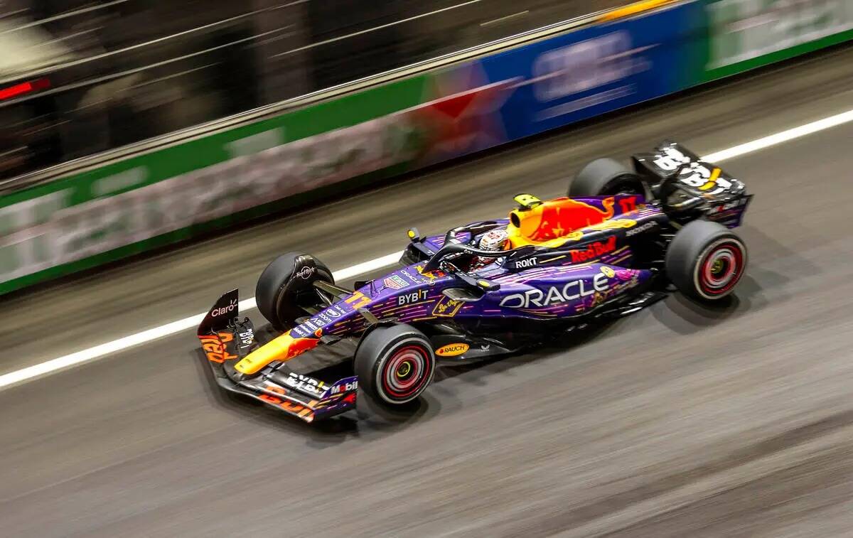 El piloto de Red Bull Racing Sergio Pérez acelera en la recta delantera durante la carrera de ...