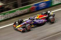 El piloto de Red Bull Racing Sergio Pérez acelera en la recta delantera durante la carrera de ...