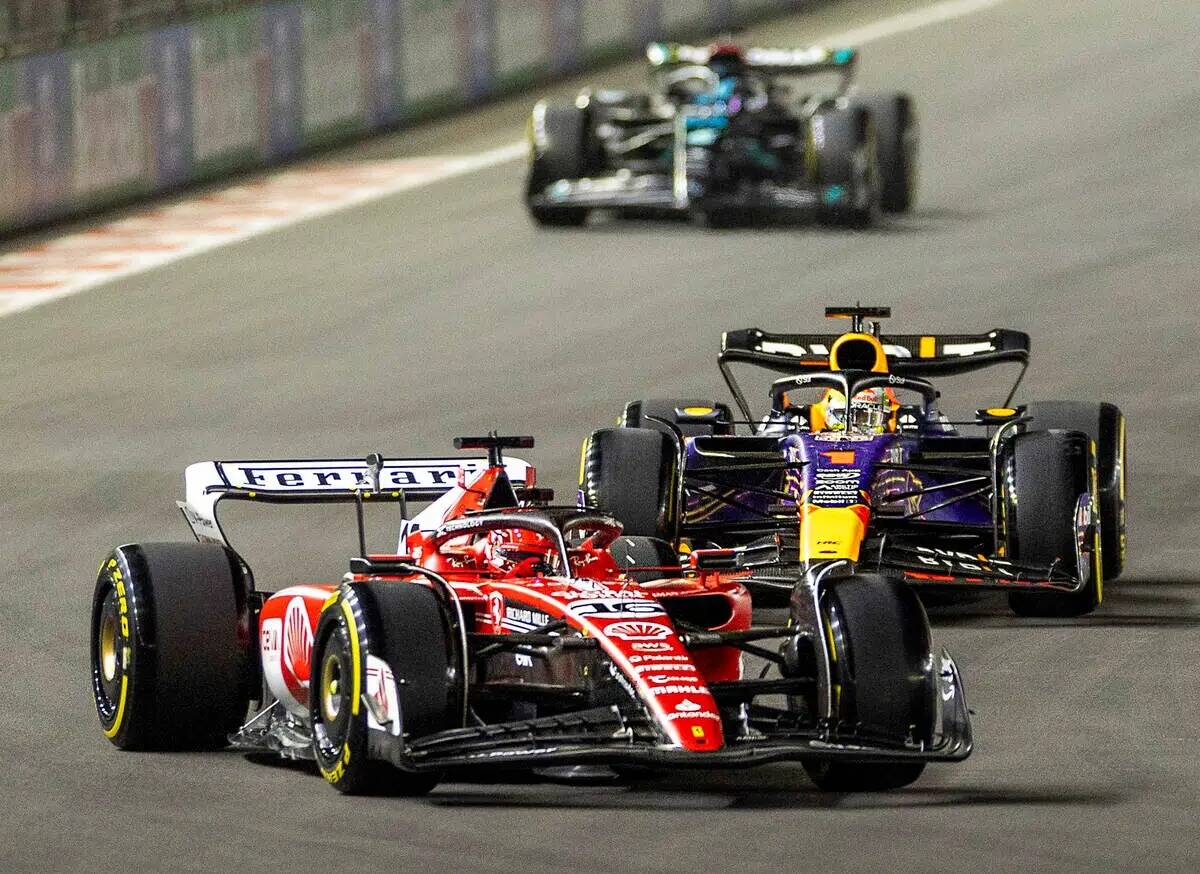 El piloto de Ferrari Charles Leclerc lidera al piloto de Red Bull Racing Max Verstappen en la c ...