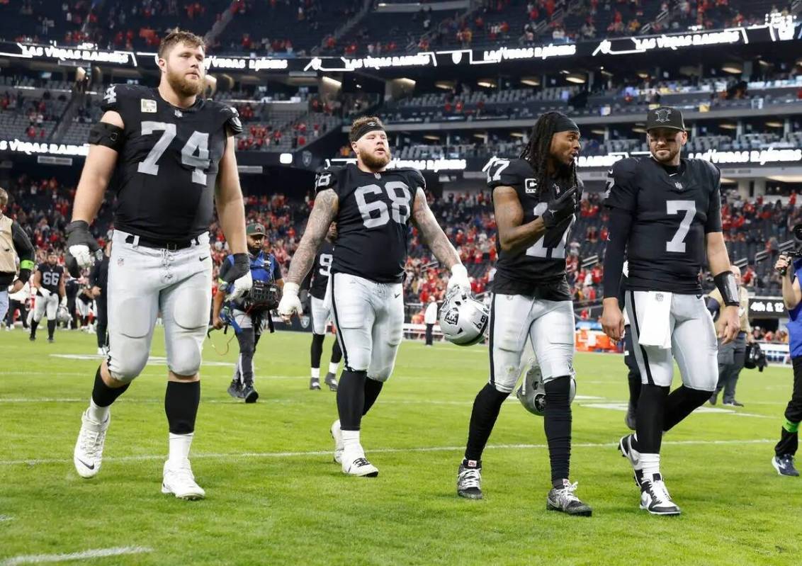 El ofensive tackle de los Raiders Kolton Miller (74), el centro de los Raiders Andre James (68) ...