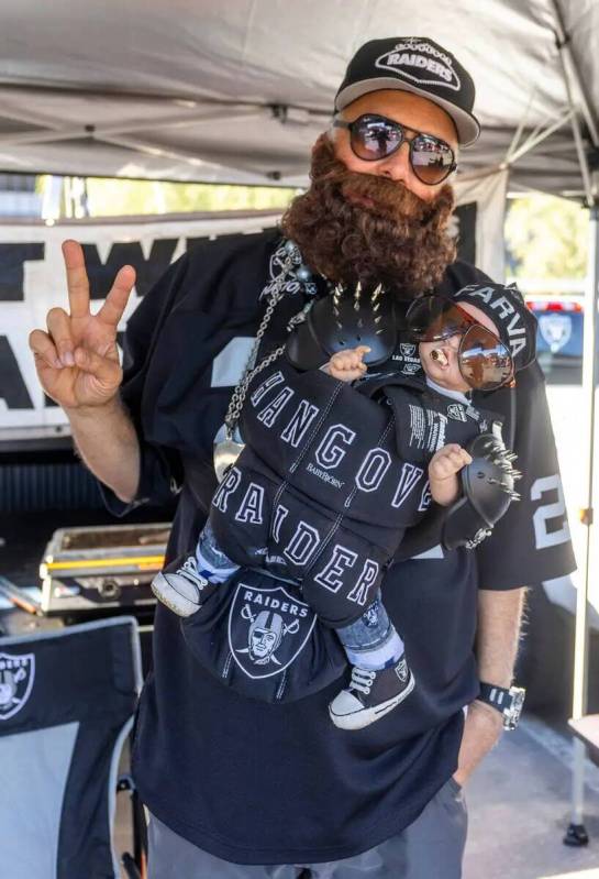 El "Raider de la resaca" en el tailgating antes de la primera mitad del partido de la NFL entre ...