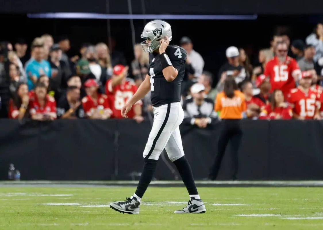 El quarterback de los Raiders, Aidan O'Connell (4), abandona el terreno de juego tras ser derri ...