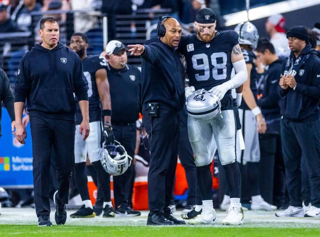 El entrenador de los Raiders, Antonio Pierce, habla con el defensive end Maxx Crosby (98) en la ...