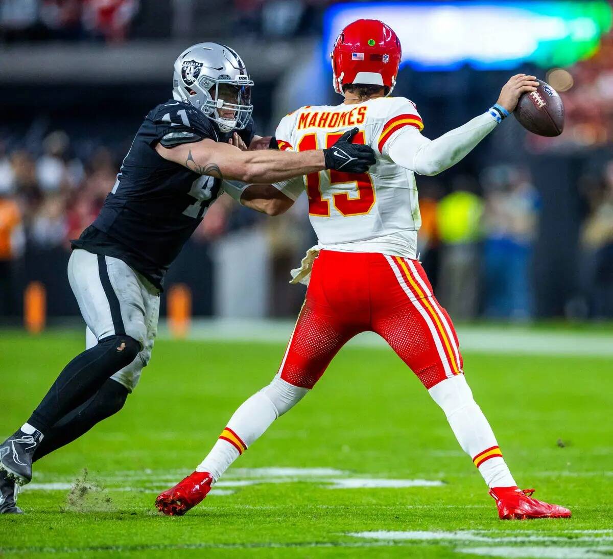 El linebacker de los Raiders Robert Spillane (41) toma al quarterback de los Kansas City Chiefs ...