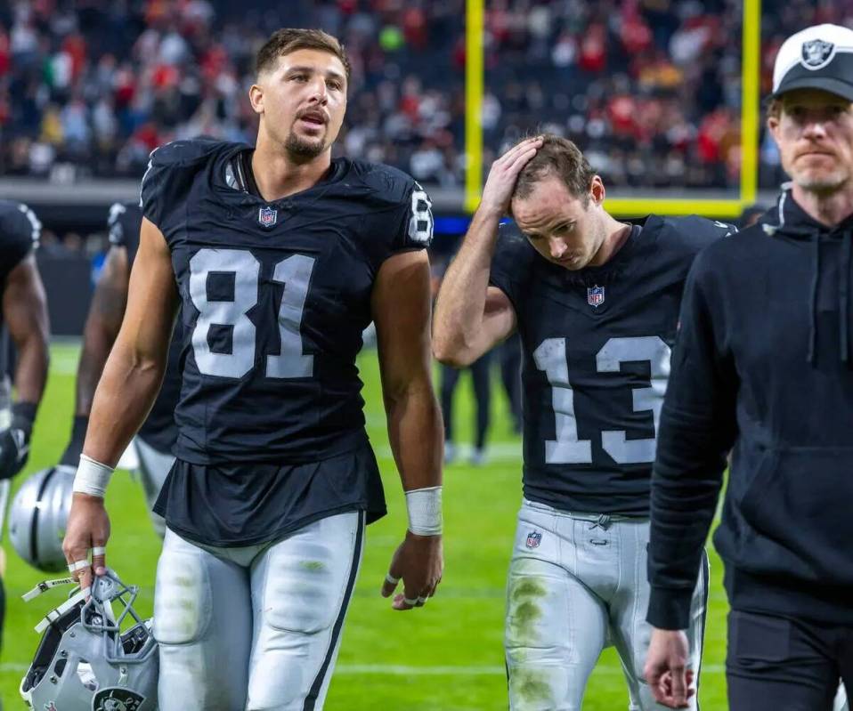 El wide receiver de los Raiders Hunter Renfrow (13) se pone una mano en la cabeza junto al tigh ...