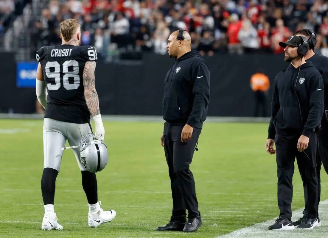 El entrenador interino de los Raiders Antonio Pierce, en el centro, habla con el defensive end ...