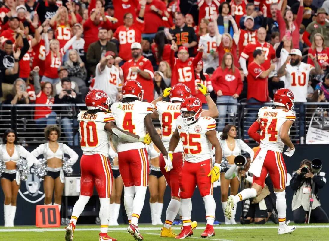 Los fans de los Kansas City Chiefs animan mientras el wide receiver Rashee Rice (4) celebra con ...