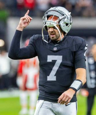 El quarterback de los Raiders Brian Hoyer (7) grita a un compañero mientras se enfrenta a los ...