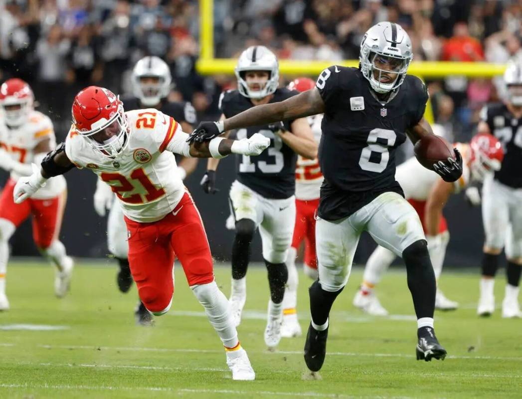 El running back de los Raiders Josh Jacobs (8) empuja al safety de los Kansas City Chiefs Mike ...