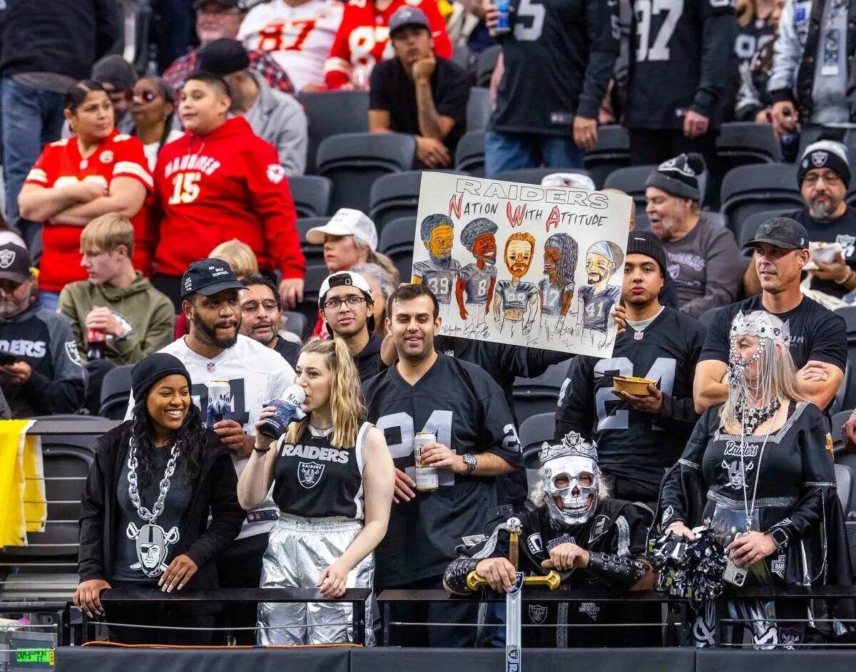 Un fan de los Raiders sostiene un póster en la primera mitad de su partido de la NFL contra lo ...