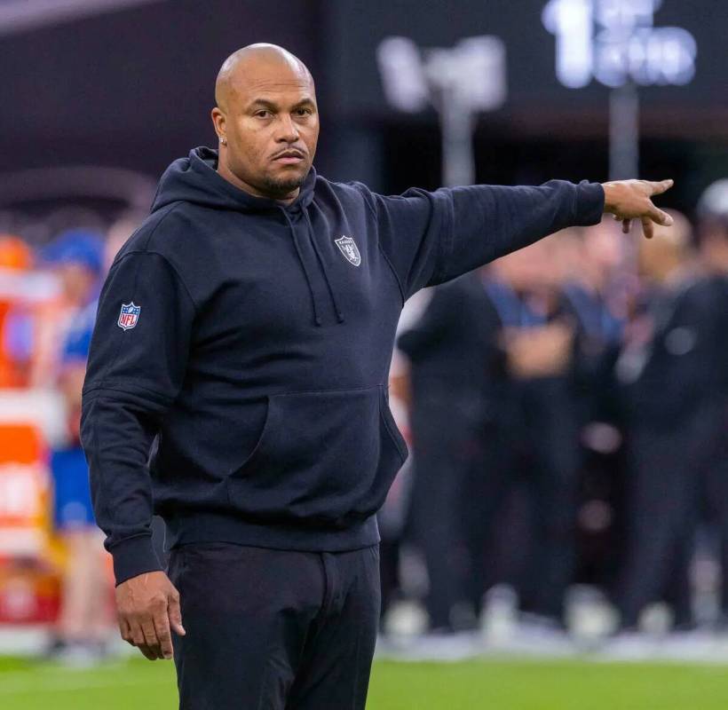 El entrenador interino de los Raiders, Antonio Pierce, habla con un jugador antes de la primera ...