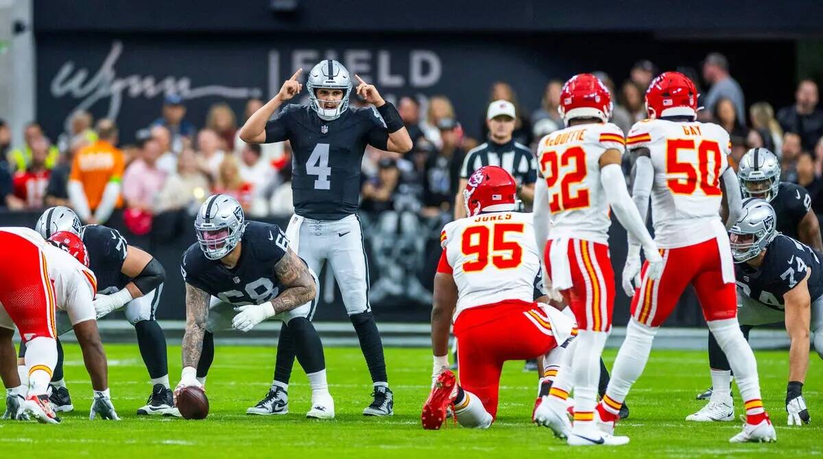 El quarterback de los Raiders Aidan O'Connell (4) llama a una jugada durante la primera mitad d ...