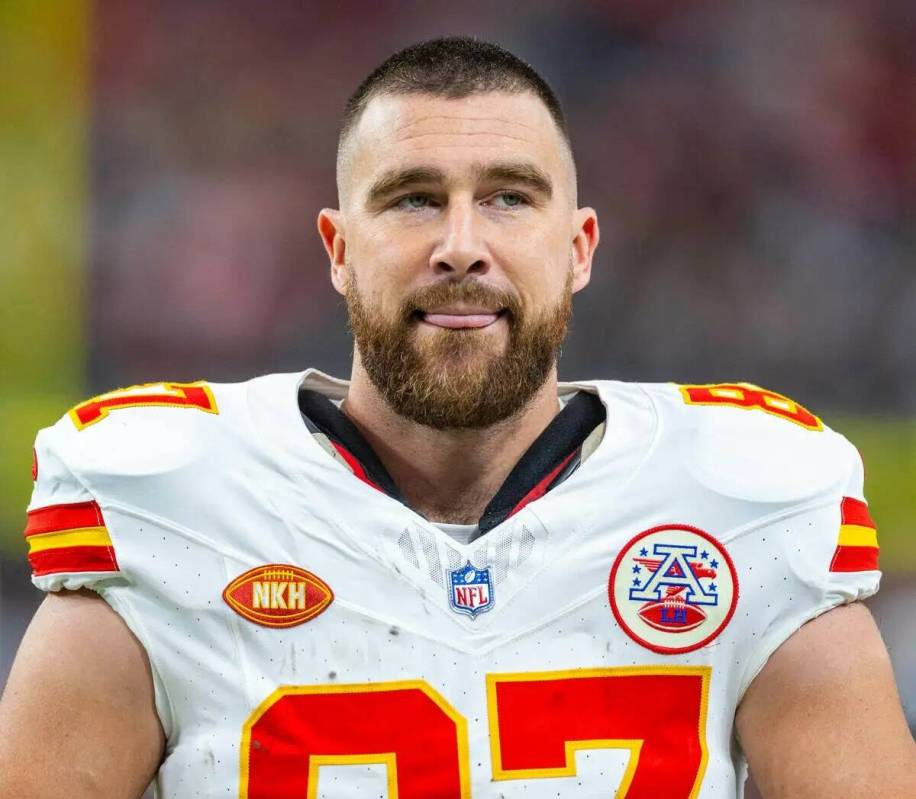 El tight end de los Kansas City Chiefs Travis Kelce (87) vuelve a sacar la lengua en la banda . ...