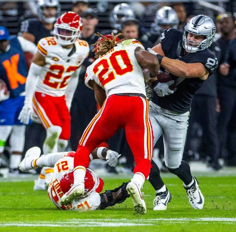 El tight end de los Raiders Michael Mayer (87) choca con el safety de los Kansas City Chiefs Ju ...