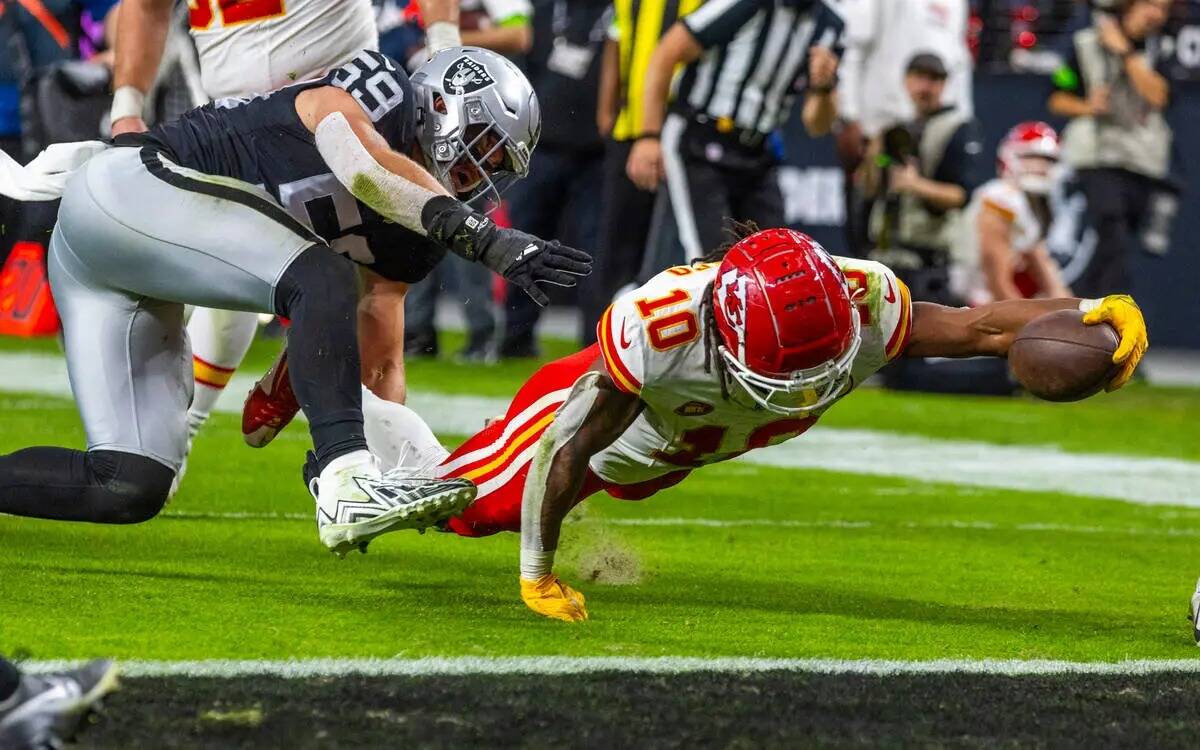 El running back de los Kansas City Chiefs, Isiah Pacheco (10), extiende el balón hacia la lín ...