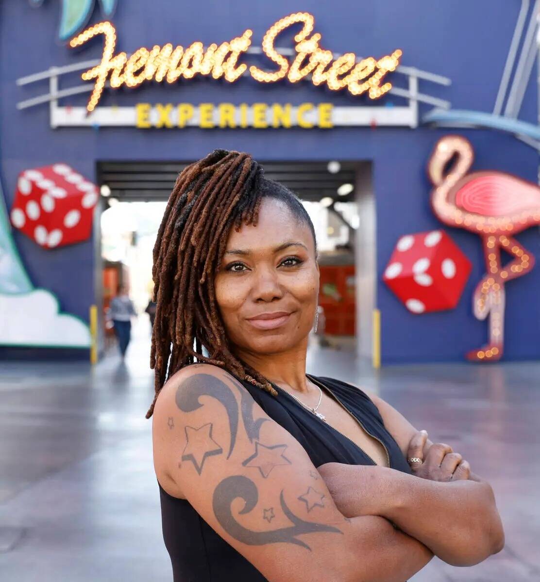 Tamara Smith posa para una foto en Fremont Experience, en el centro de Las Vegas, el viernes 17 ...