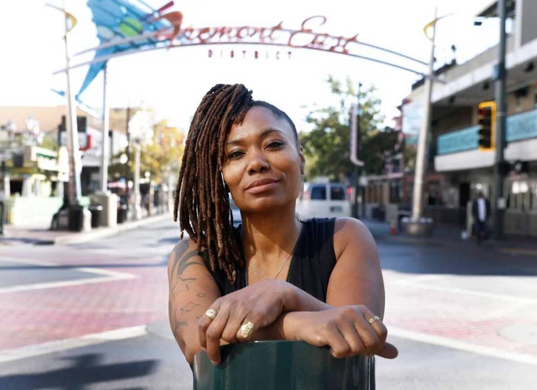 Tamara Smith posa para una foto en Fremont Experience, en el centro de Las Vegas, el viernes 17 ...